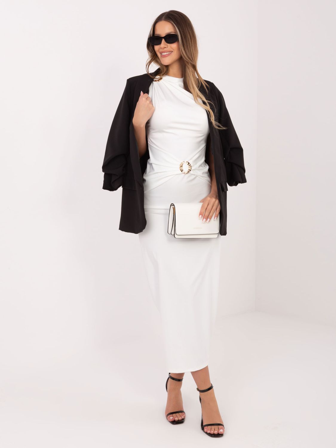 Elegáns midi ruha vízesés nyakkivágással, ekrü színű