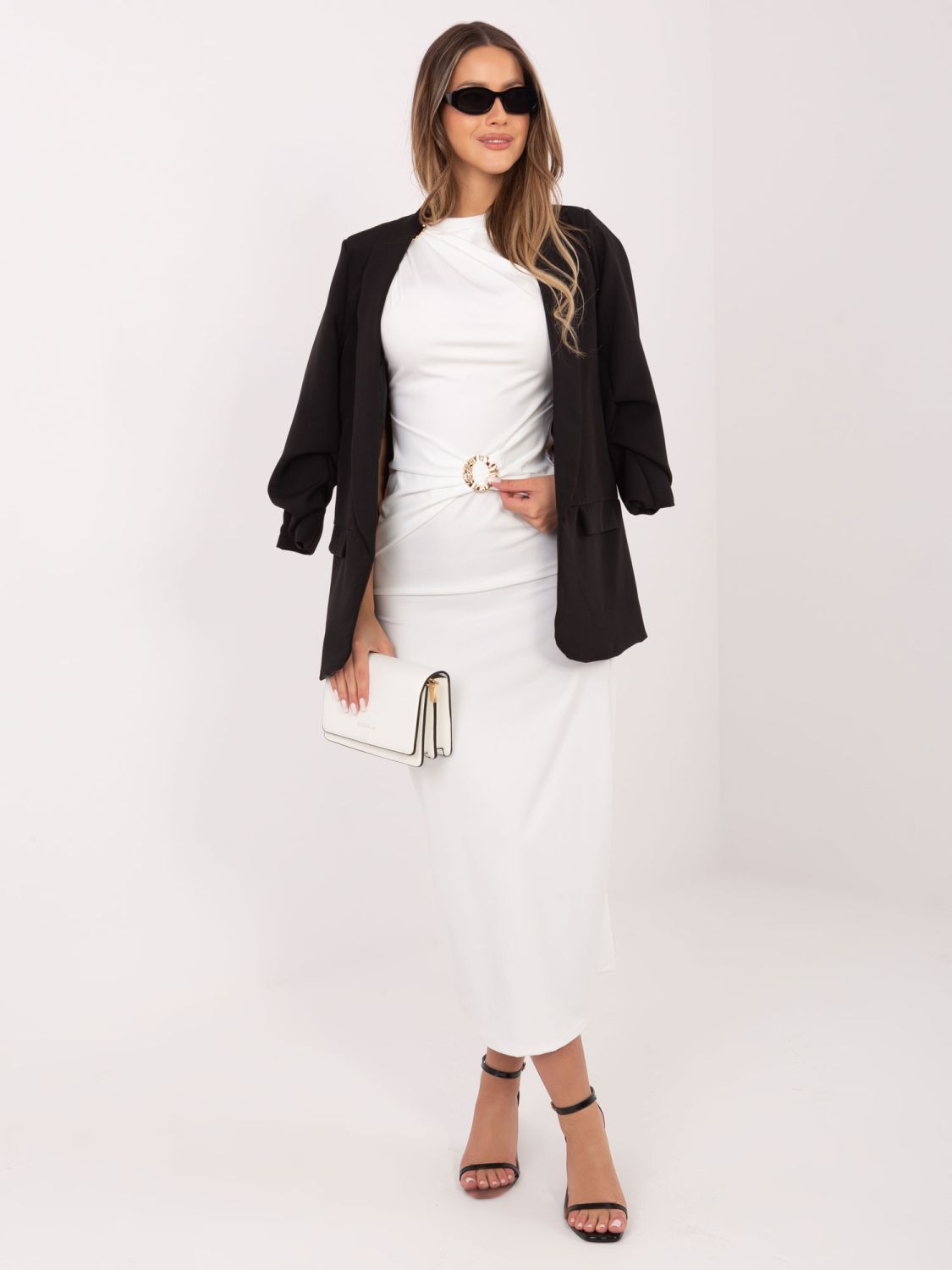 Elegáns midi ruha vízesés nyakkivágással, ekrü színű