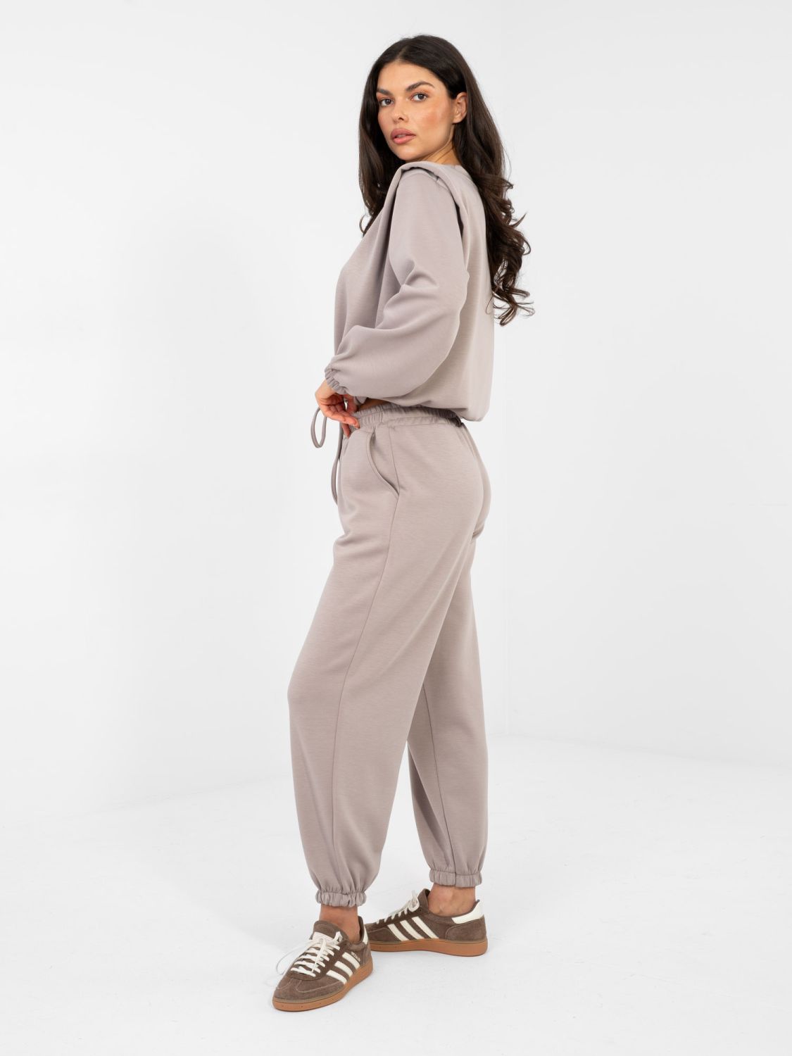 Női sötétbézs színű szett megkötéssel és hosszú ujjakkal