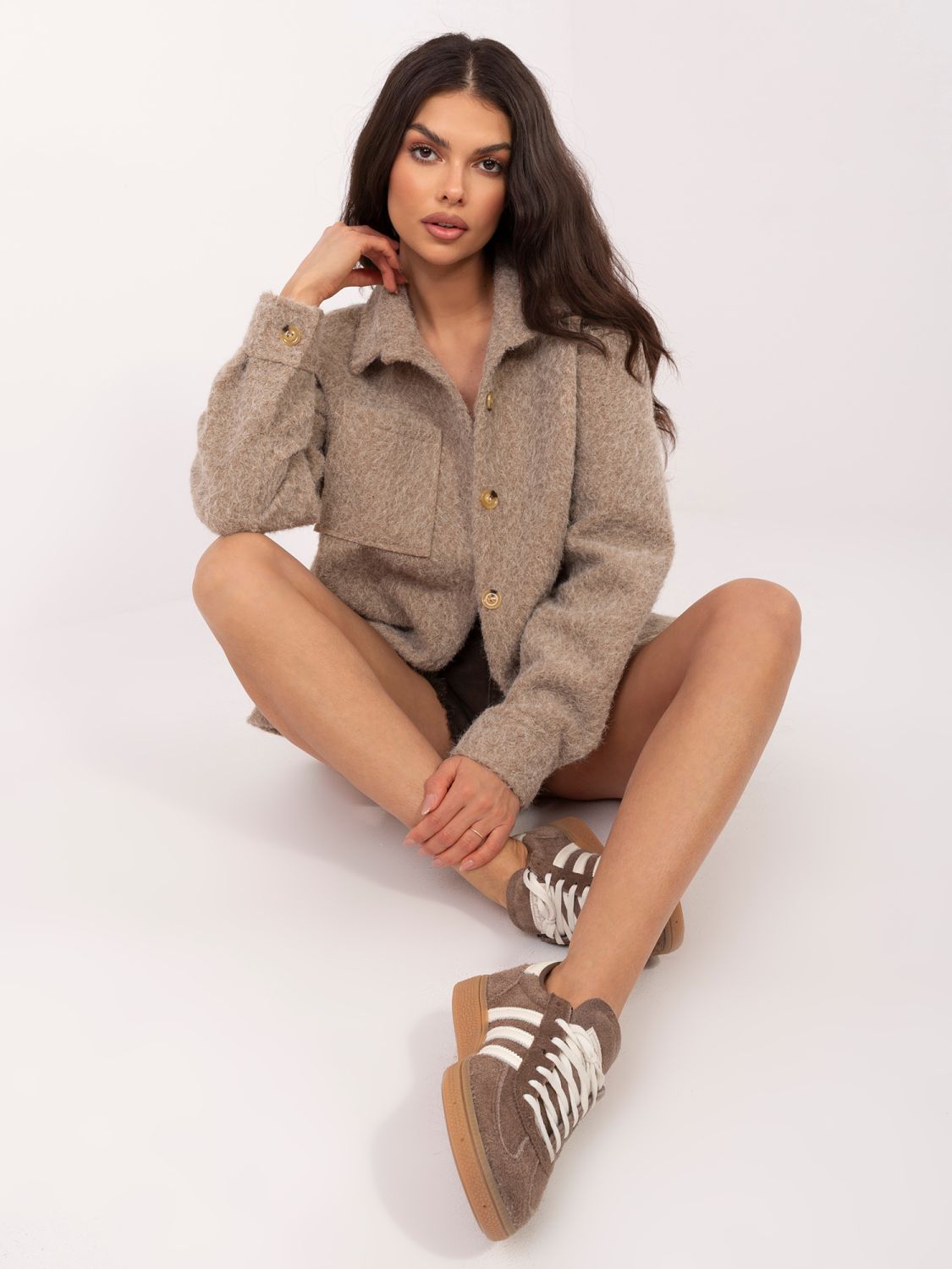 Sötétbézs színű átmeneti dzseki gallérral és zsebekkel