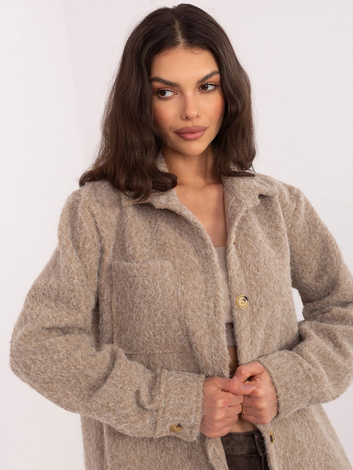 Sötétbézs színű átmeneti dzseki gallérral és zsebekkel