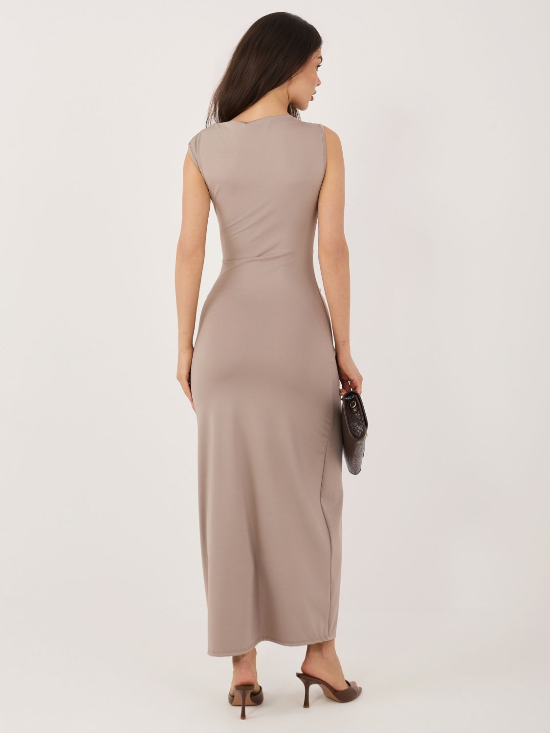 Elegáns sötétbézs színű midi ruha vízesés nyakkivágással