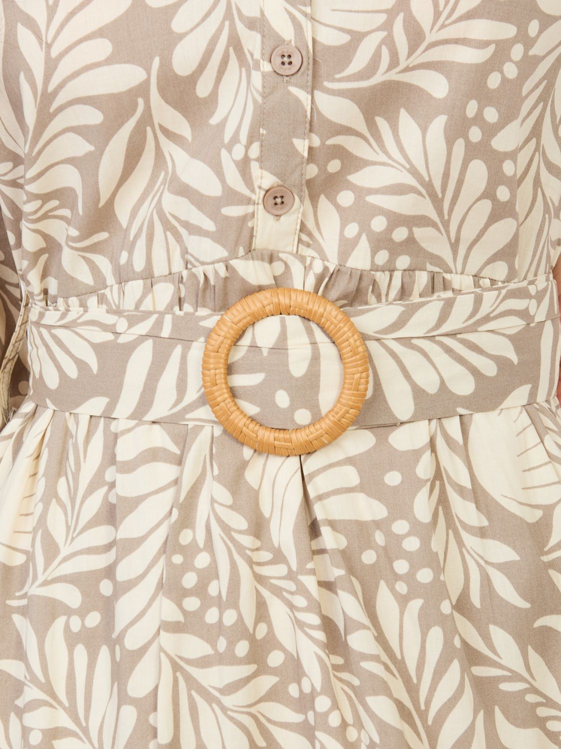 Bézs színű ruha övvel és fodorral