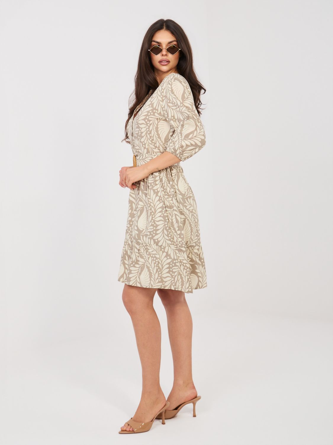 Bézs színű ruha övvel és fodorral