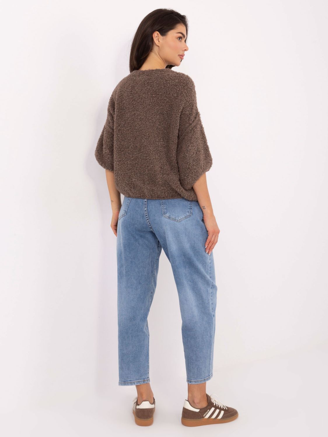 Elegáns sötétbézs színű pulóver 3/4-es ujjal és gombokkal