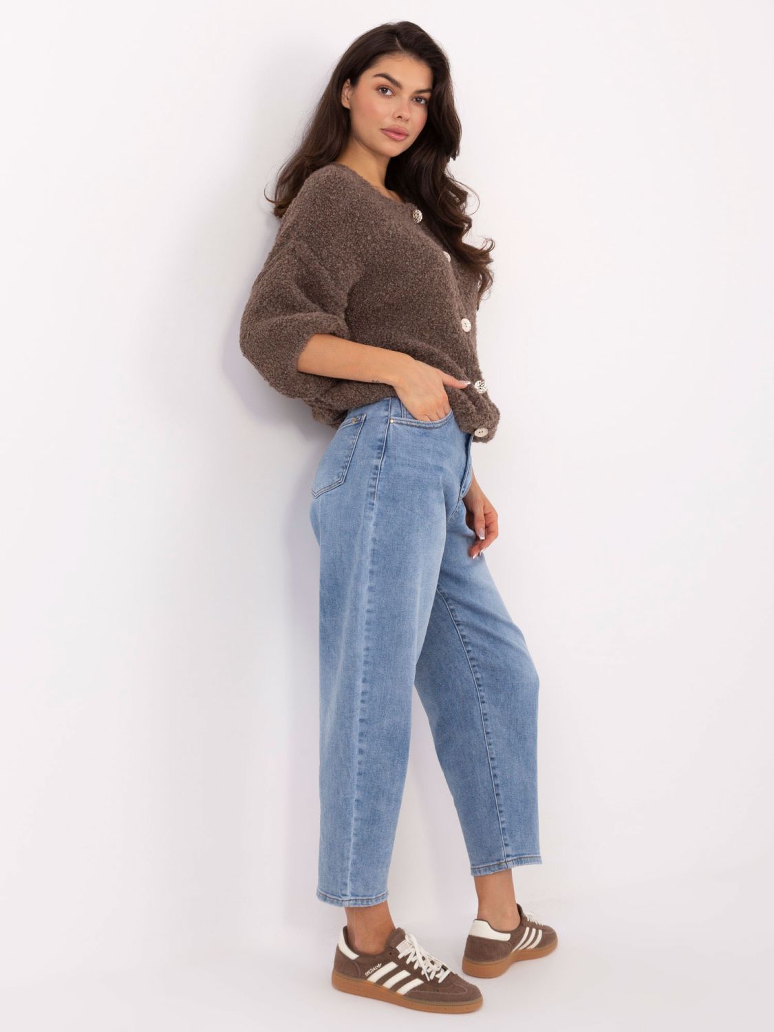 Elegáns sötétbézs színű pulóver 3/4-es ujjal és gombokkal