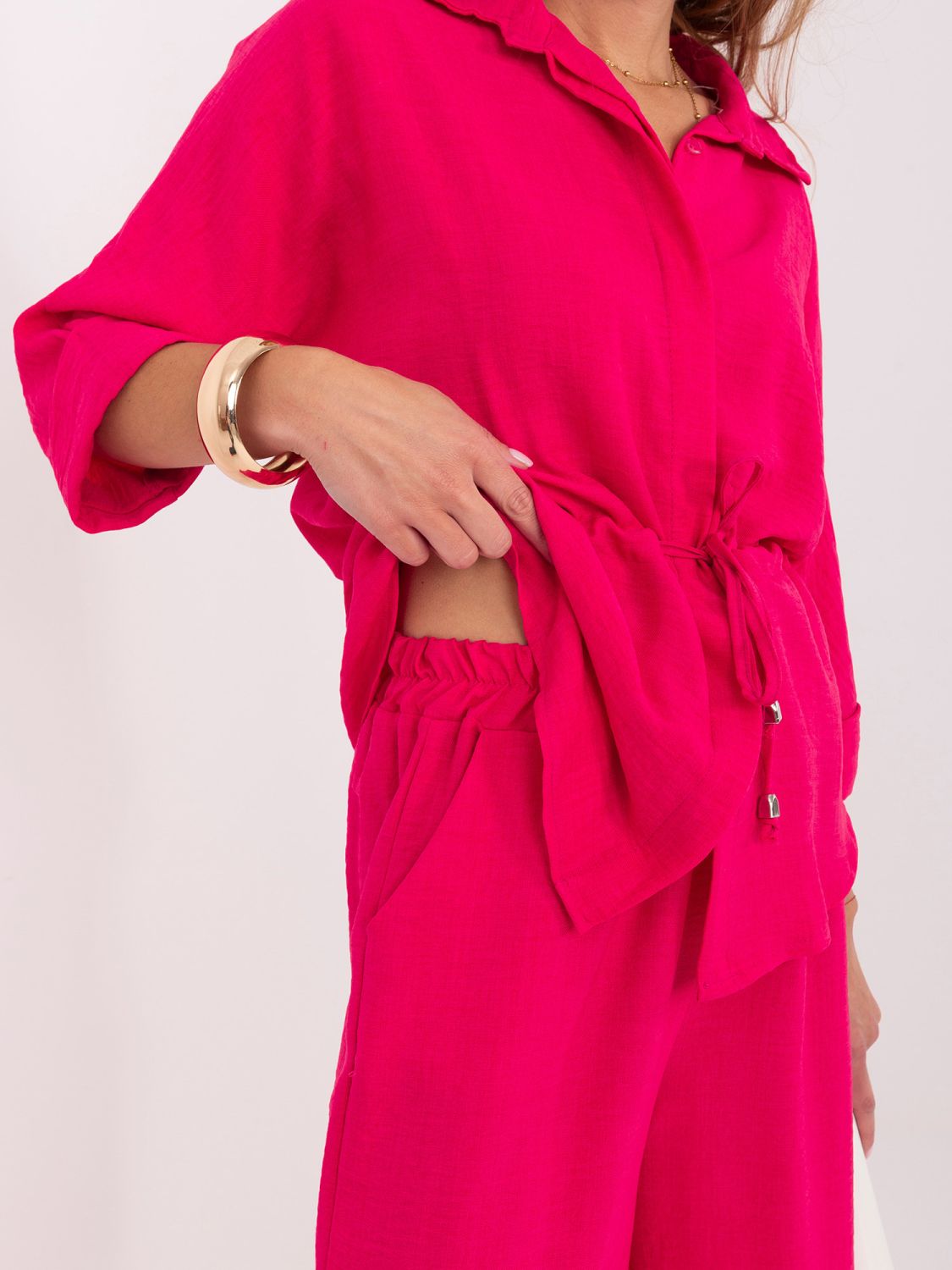 Elegáns rózsaszínű szett inggel és bő szárú nadrággal