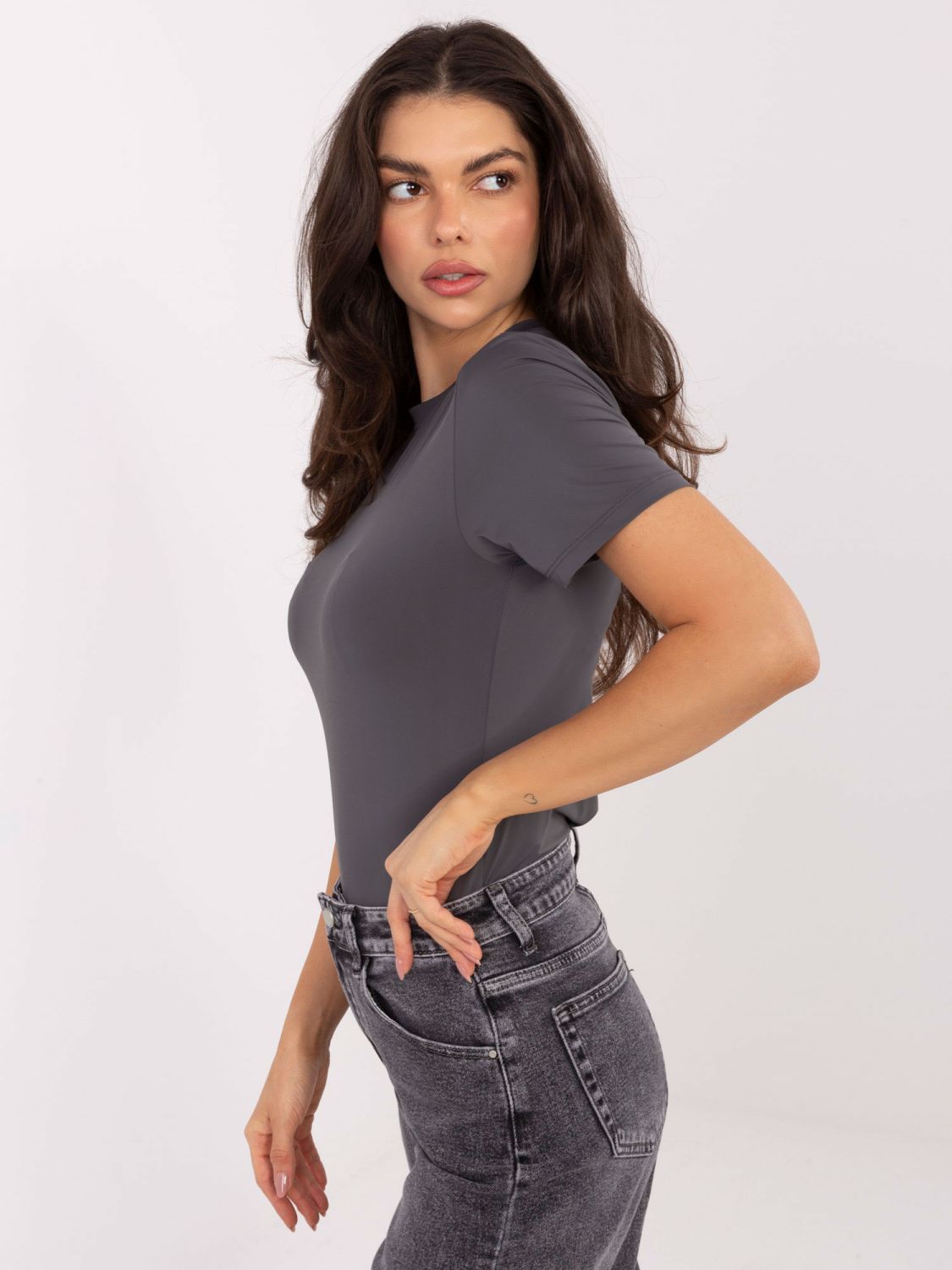 Grafitszürke rövid ujjú, kerek nyakú blúz