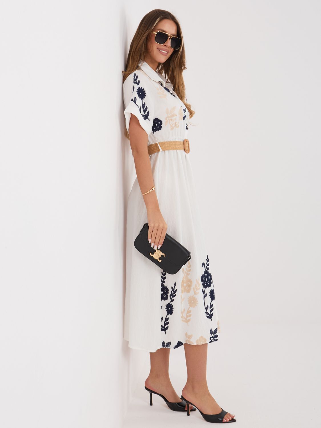 Fehér-sötétkék színű hímzett, öves midi ingruha