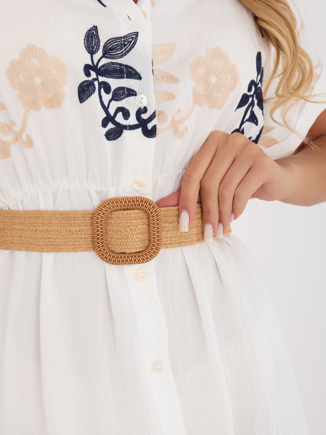 Fehér-sötétkék színű hímzett, öves midi ingruha