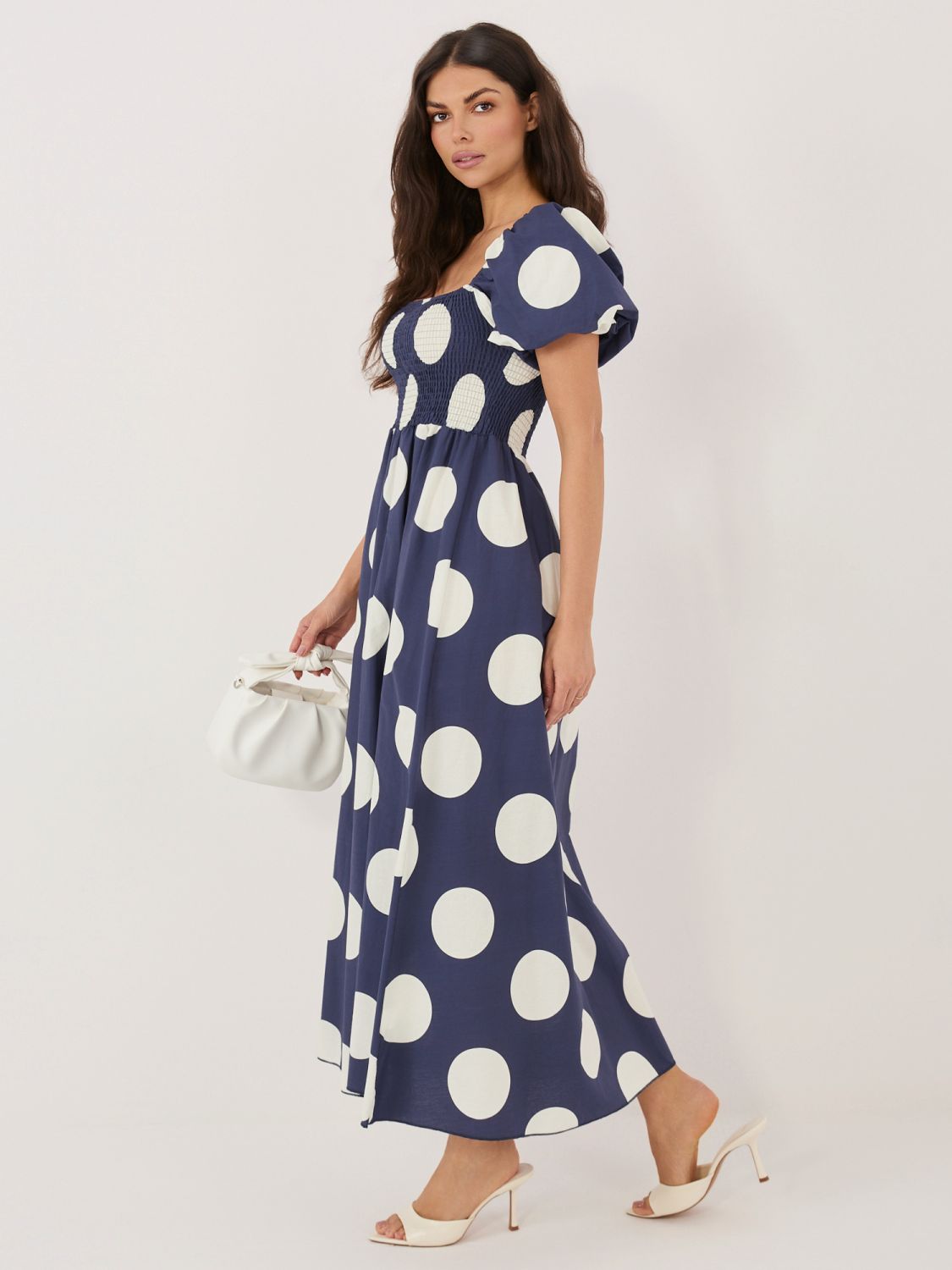 Maxi ruha pöttyös mintával és vállat szabadon hagyó nyakkivágással - sötétkék színű