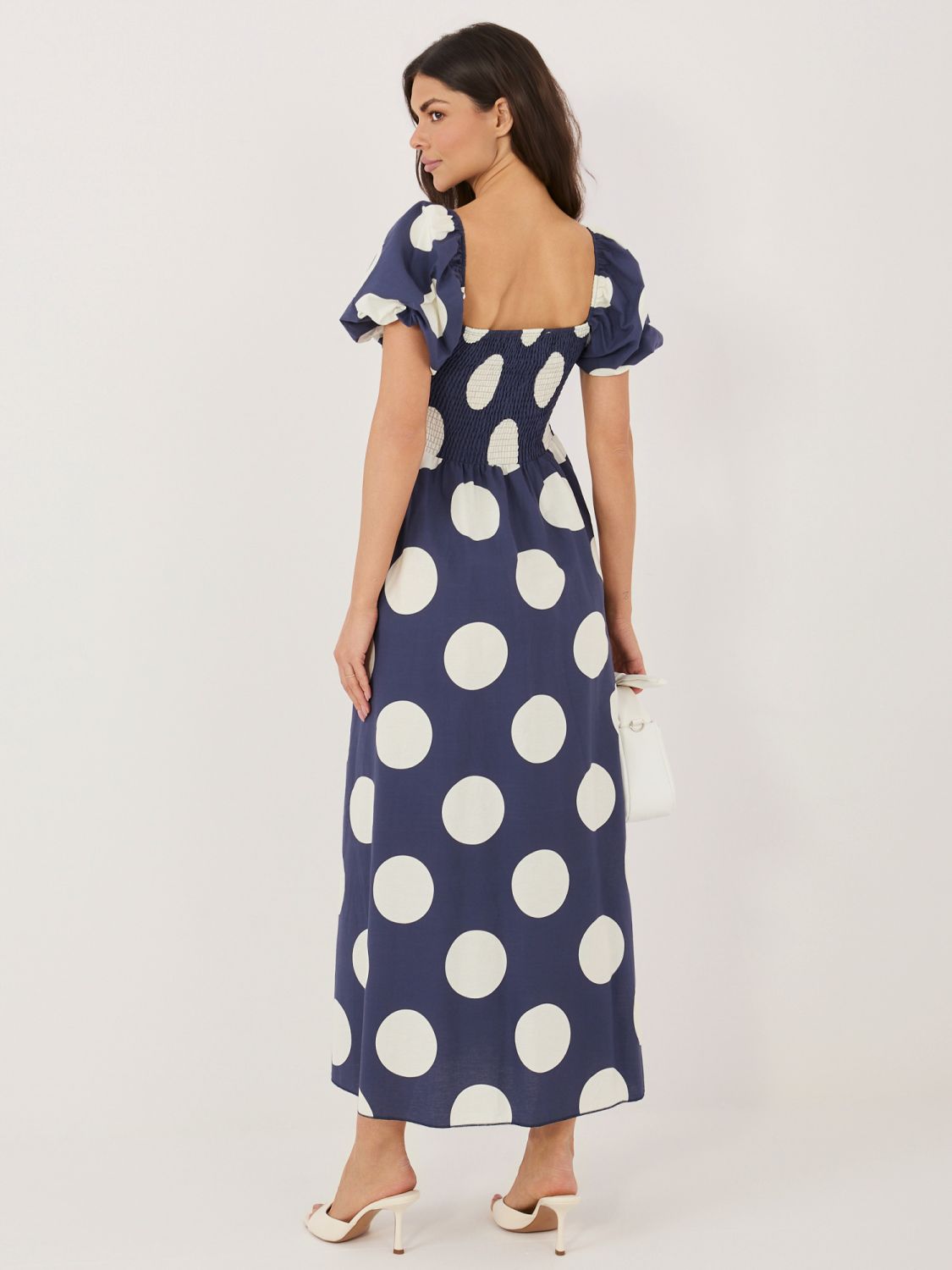 Maxi ruha pöttyös mintával és vállat szabadon hagyó nyakkivágással - sötétkék színű
