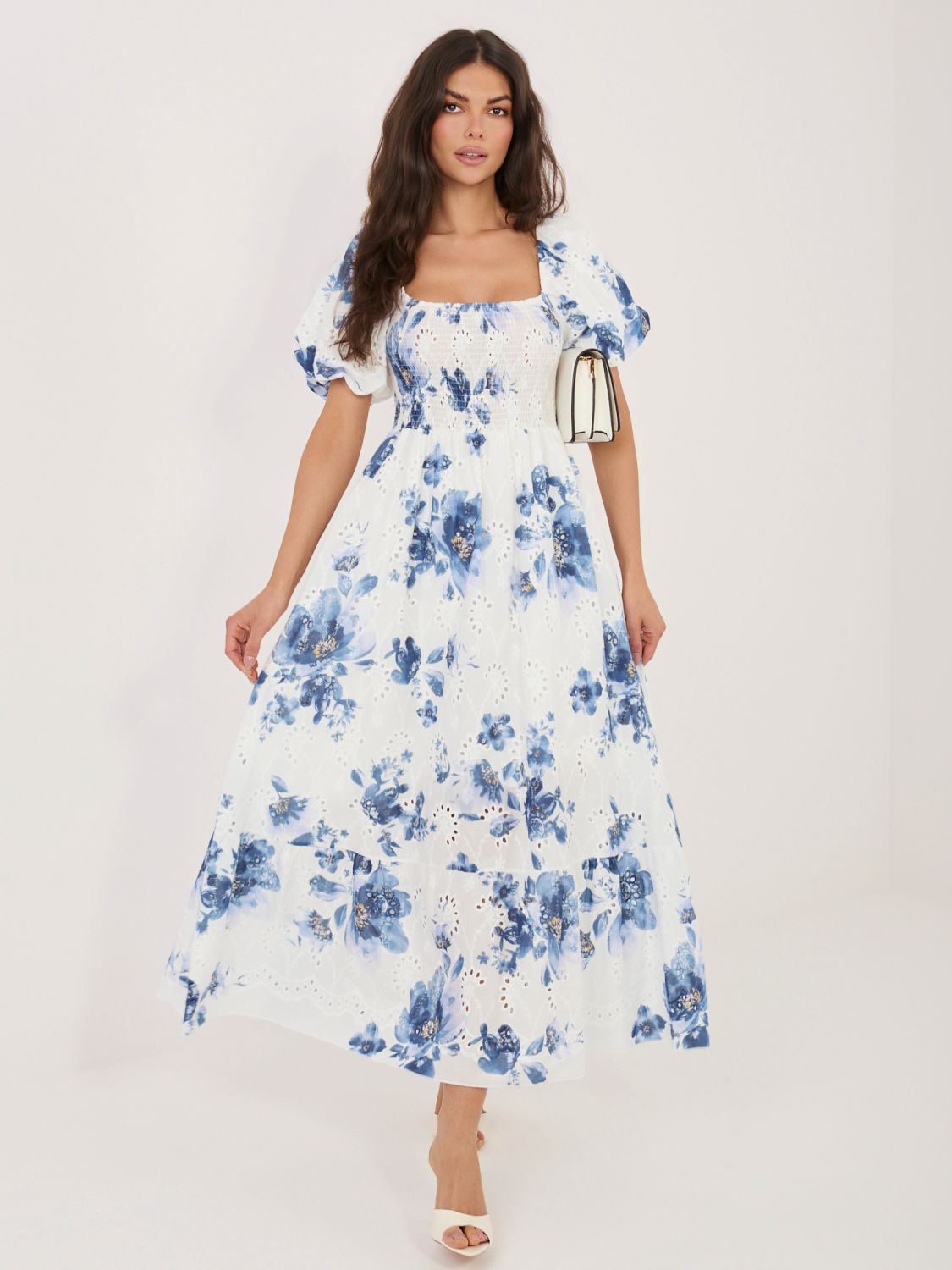 Kék színű virágmintás ruha puffos ujjakkal