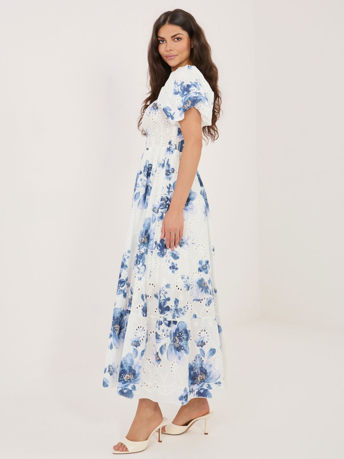 Kék színű virágmintás ruha puffos ujjakkal