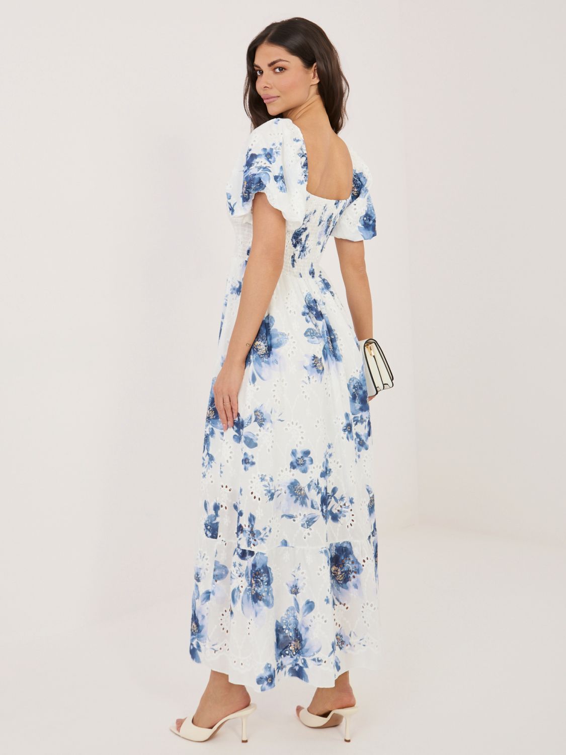 Kék színű virágmintás ruha puffos ujjakkal