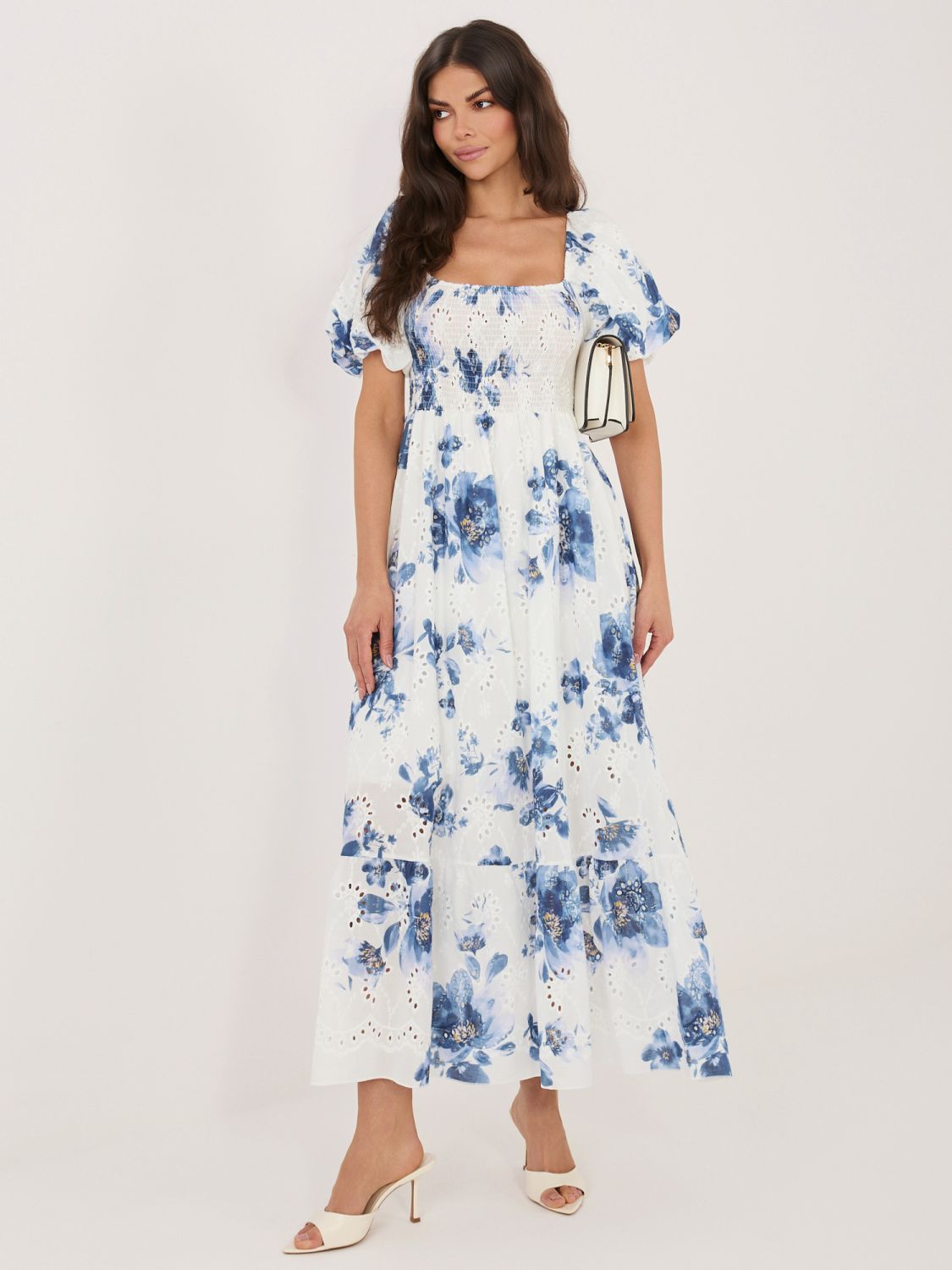 Kék színű virágmintás ruha puffos ujjakkal