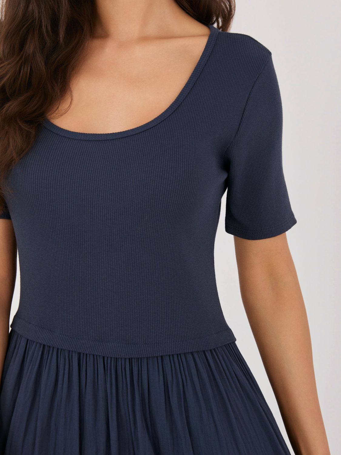 Bővülő fazonú midi ruha béléssel - sötétkék színű