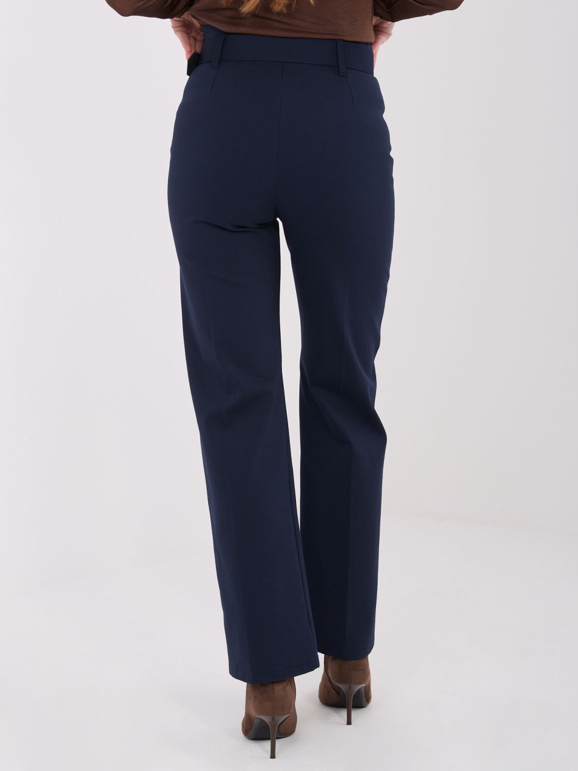 Elegáns sötétkék színű nadrág magas derékkal és övvel