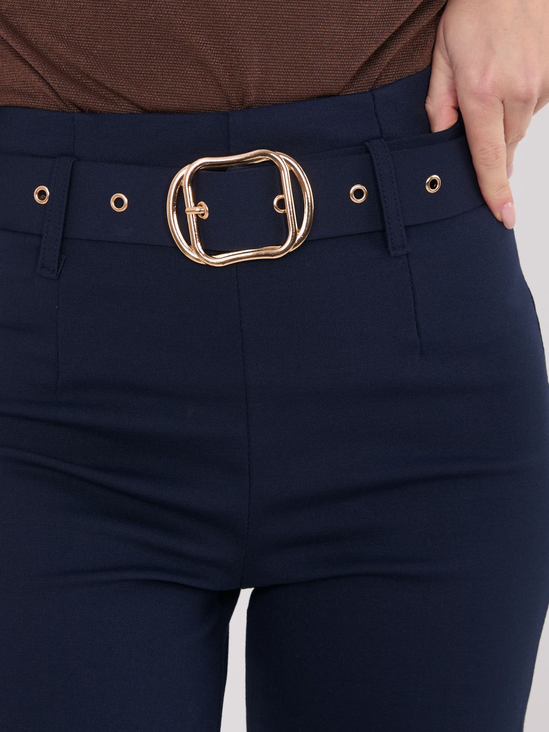 Elegáns sötétkék színű nadrág magas derékkal és övvel