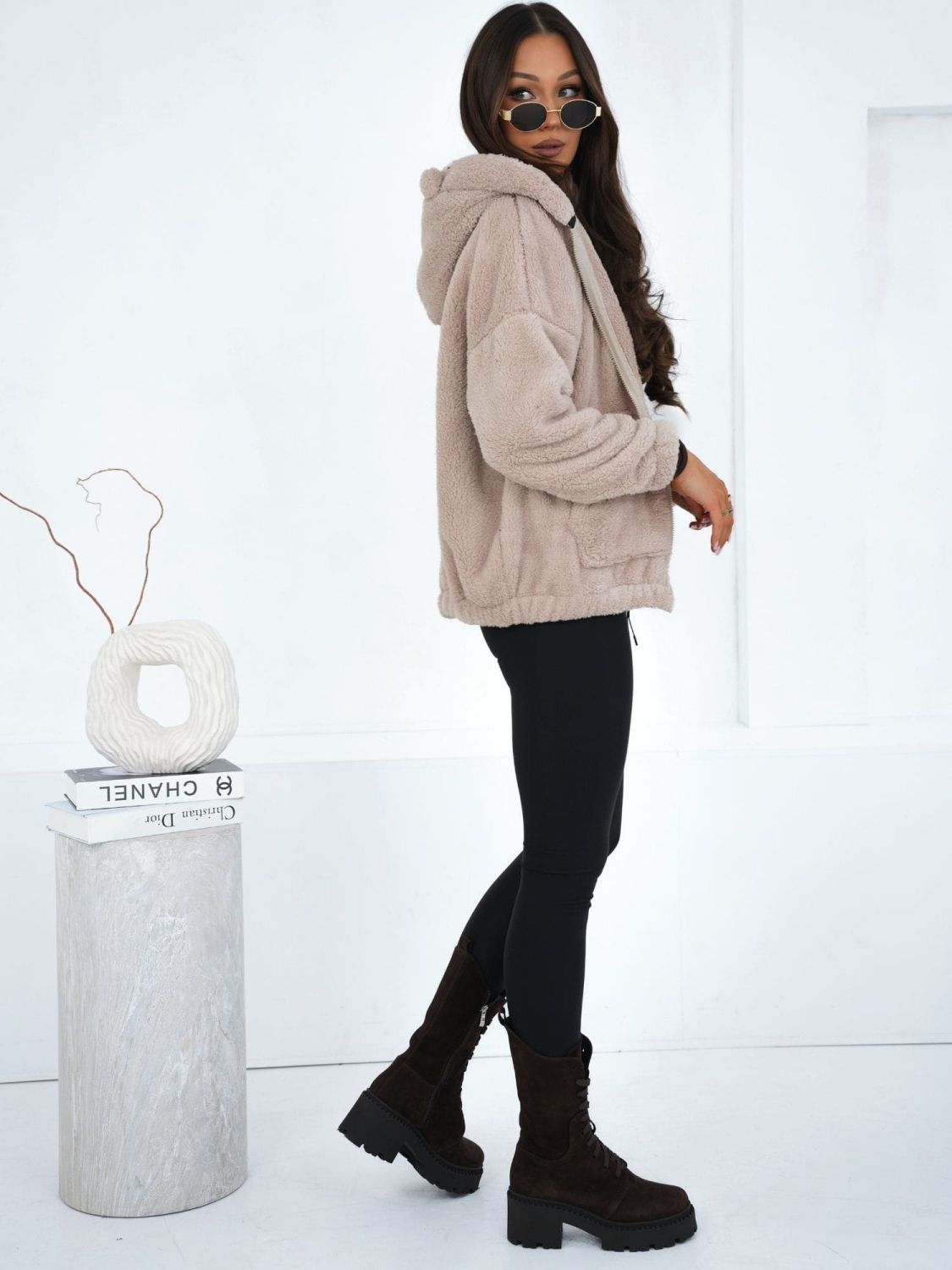 Bézs színű kapucnis szabadidőfelső cipzárral