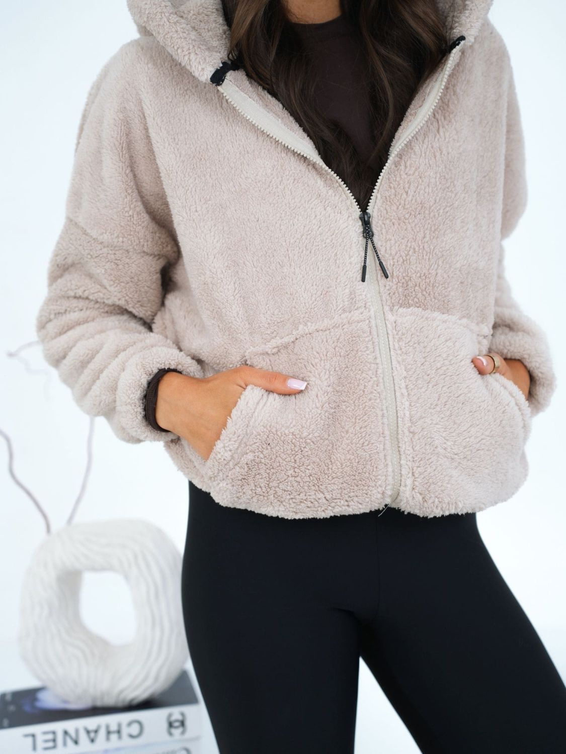 Bézs színű kapucnis szabadidőfelső cipzárral