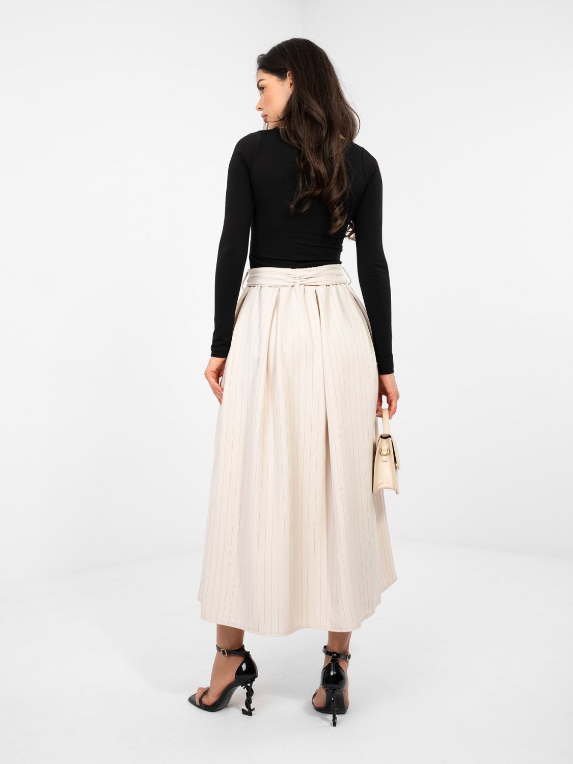 Bézs színű elegáns midi szoknya csíkos mintával és övvel