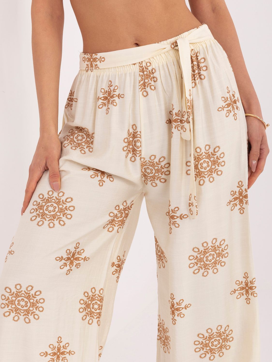 Bő szárú palazzo nadrág övvel - barna színben