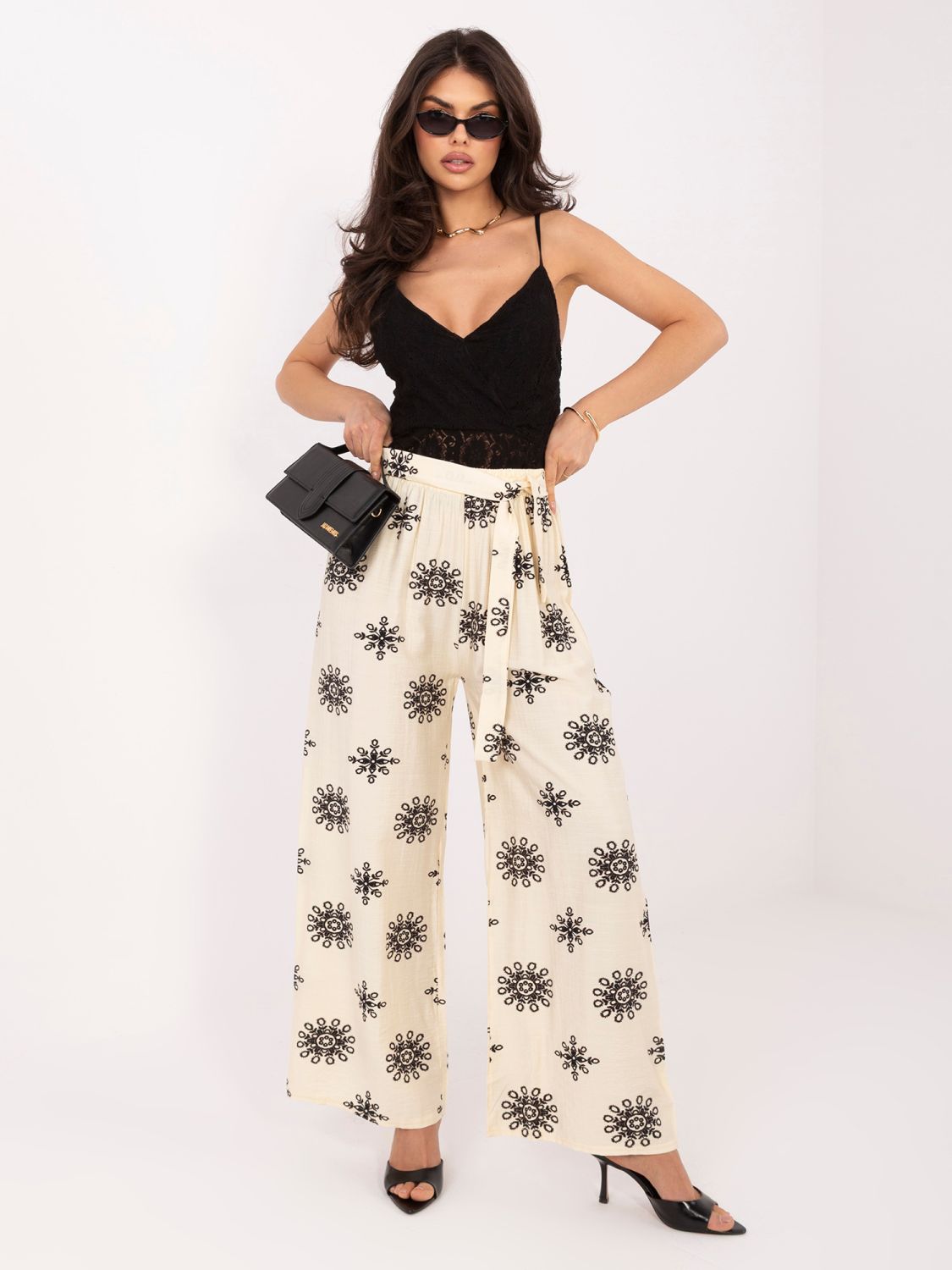 Bézs színű palazzo nadrág övvel