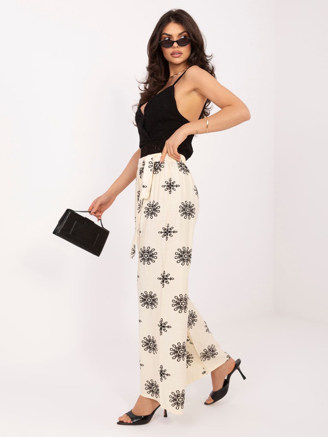 Bézs színű palazzo nadrág övvel