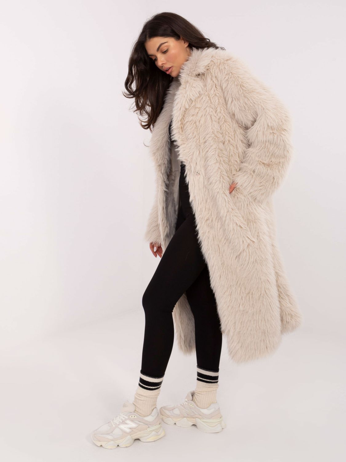 Elegáns bézs színű női kabát béléssel