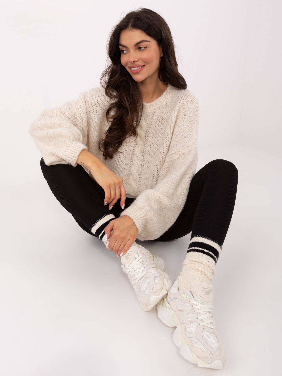 Bézs színű pulóver kerek nyakkivágással