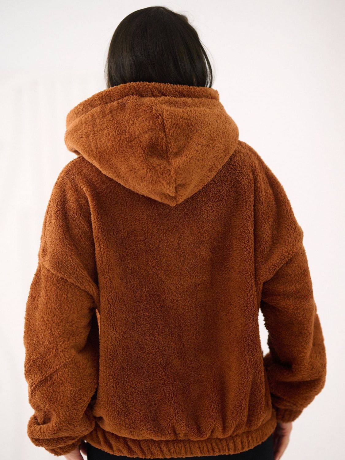 Bézs kapucnis pulóver zsebbel