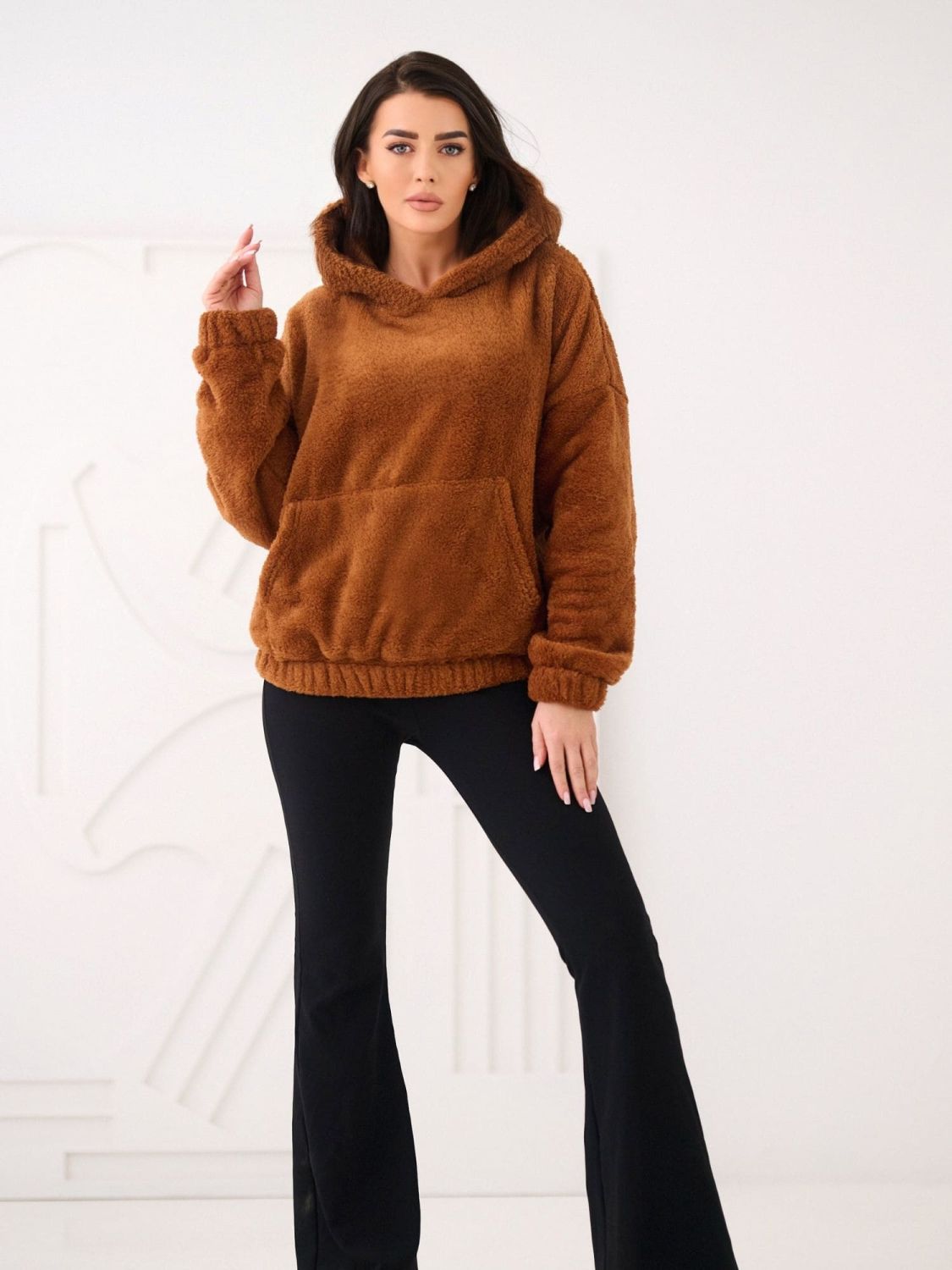 Bézs kapucnis pulóver zsebbel