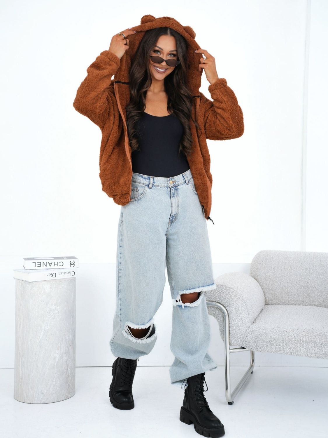 Barna színű kapucnis szabadidőfelső cipzárral