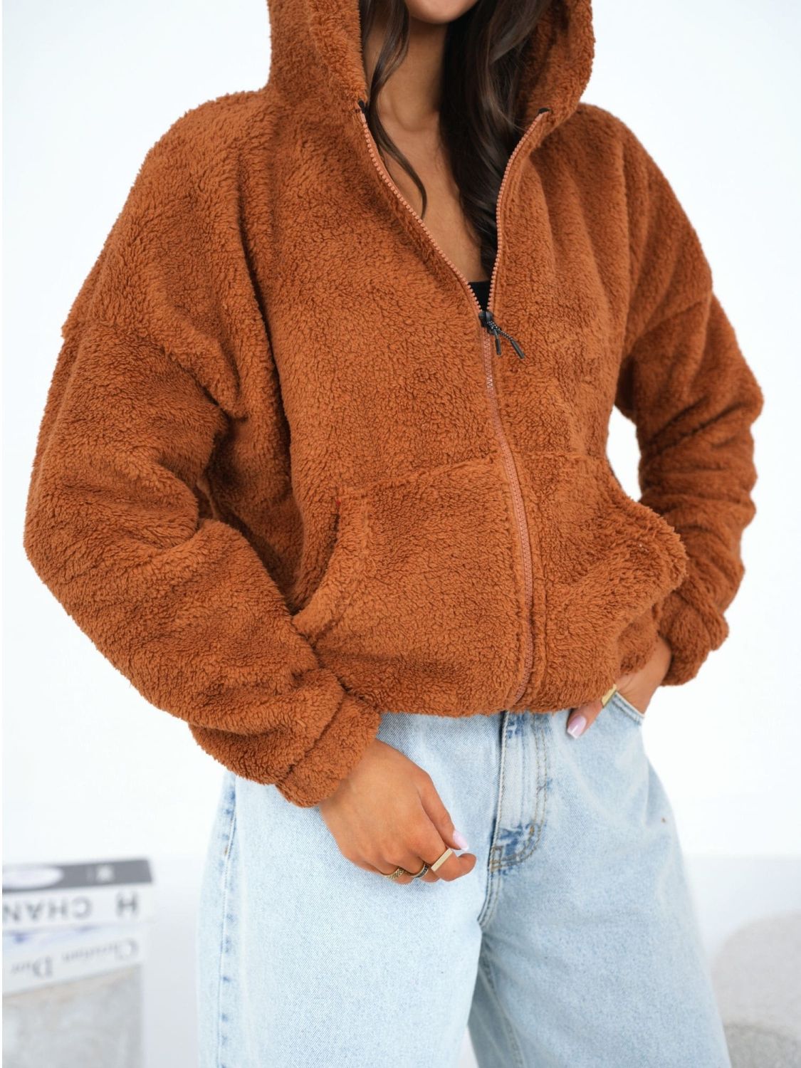 Barna színű kapucnis szabadidőfelső cipzárral