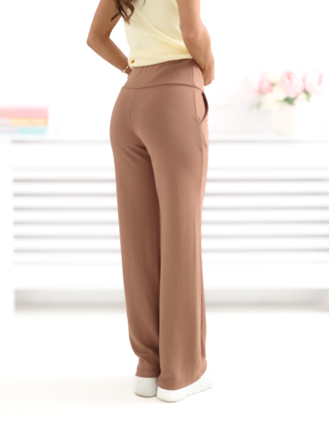 Bézs színű egyenes szárú sportnadrág