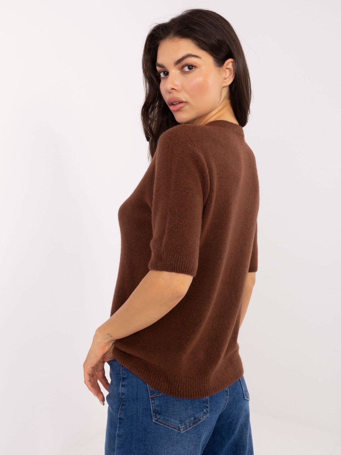 Barnba színű kötött pulóver rövid ujjakkal