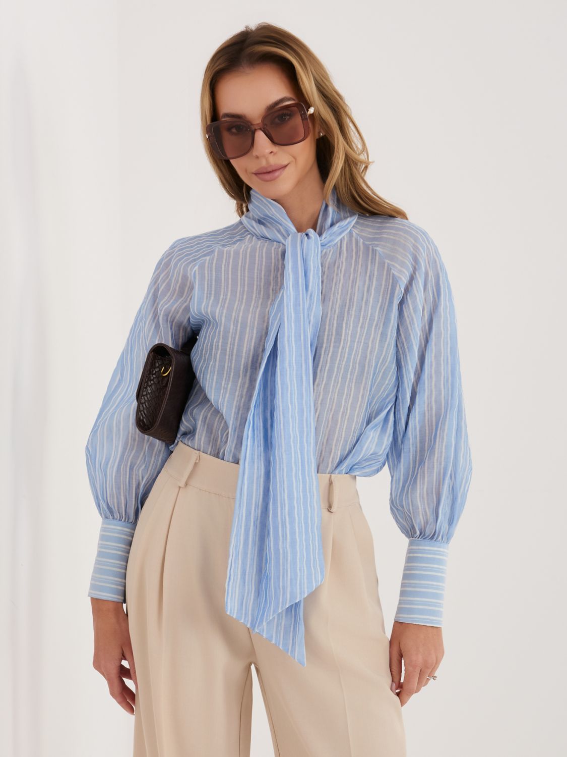 Női világoskék csíkos ing megkötéssel