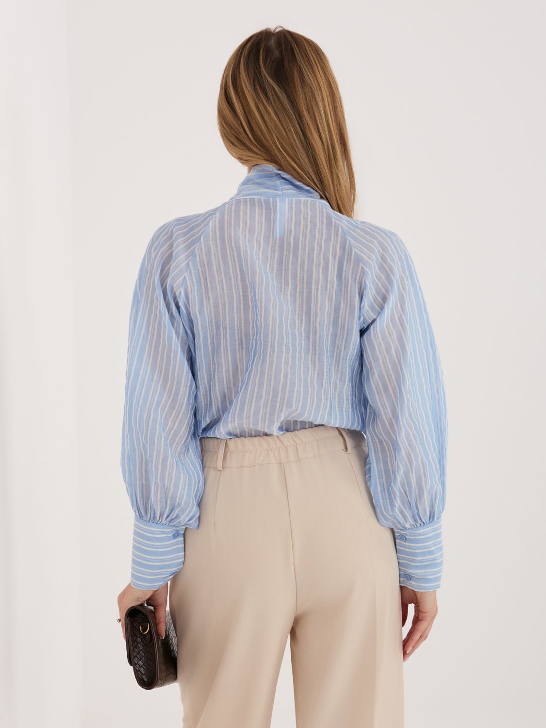 Női világoskék csíkos ing megkötéssel