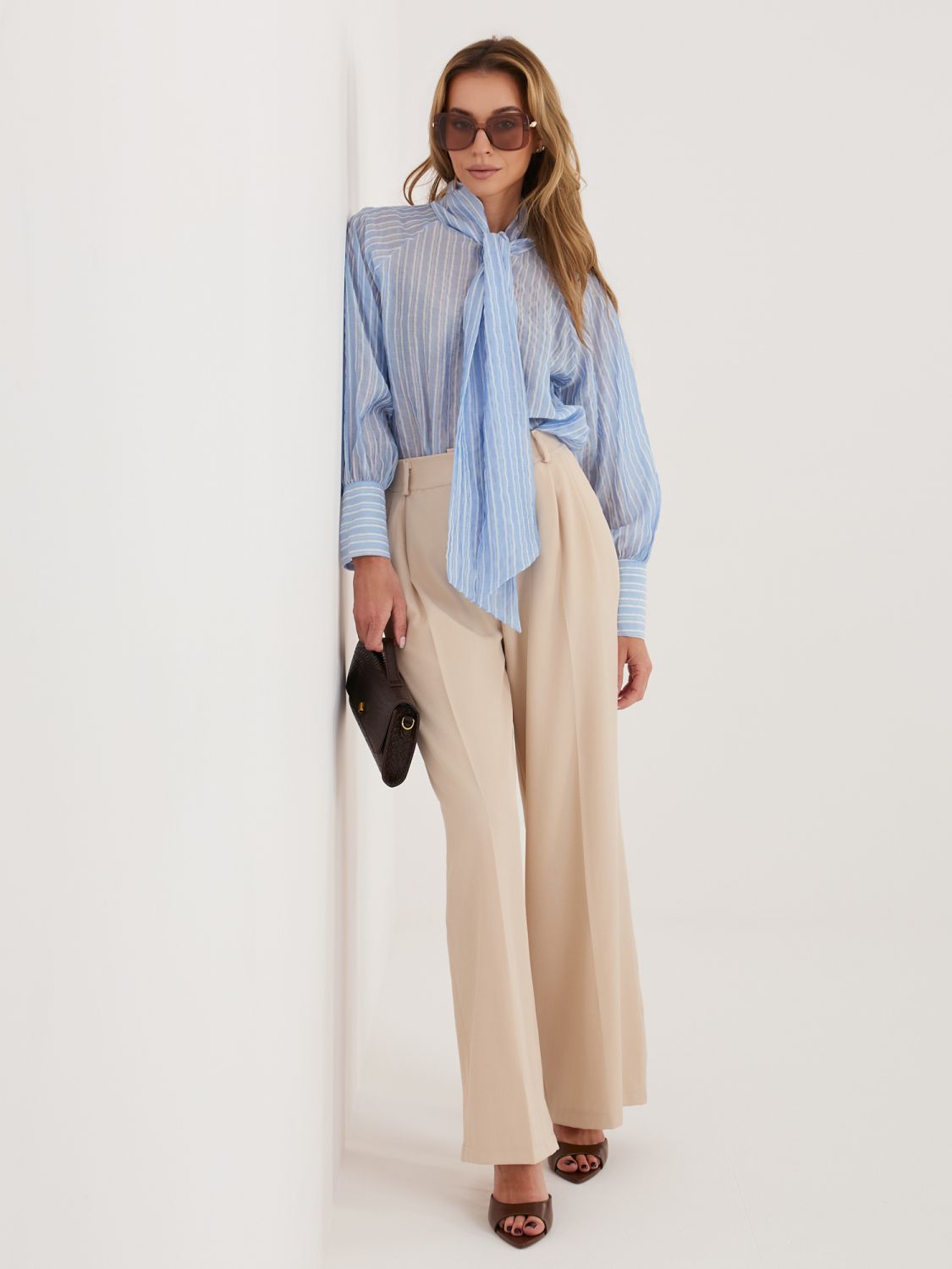 Női világoskék csíkos ing megkötéssel