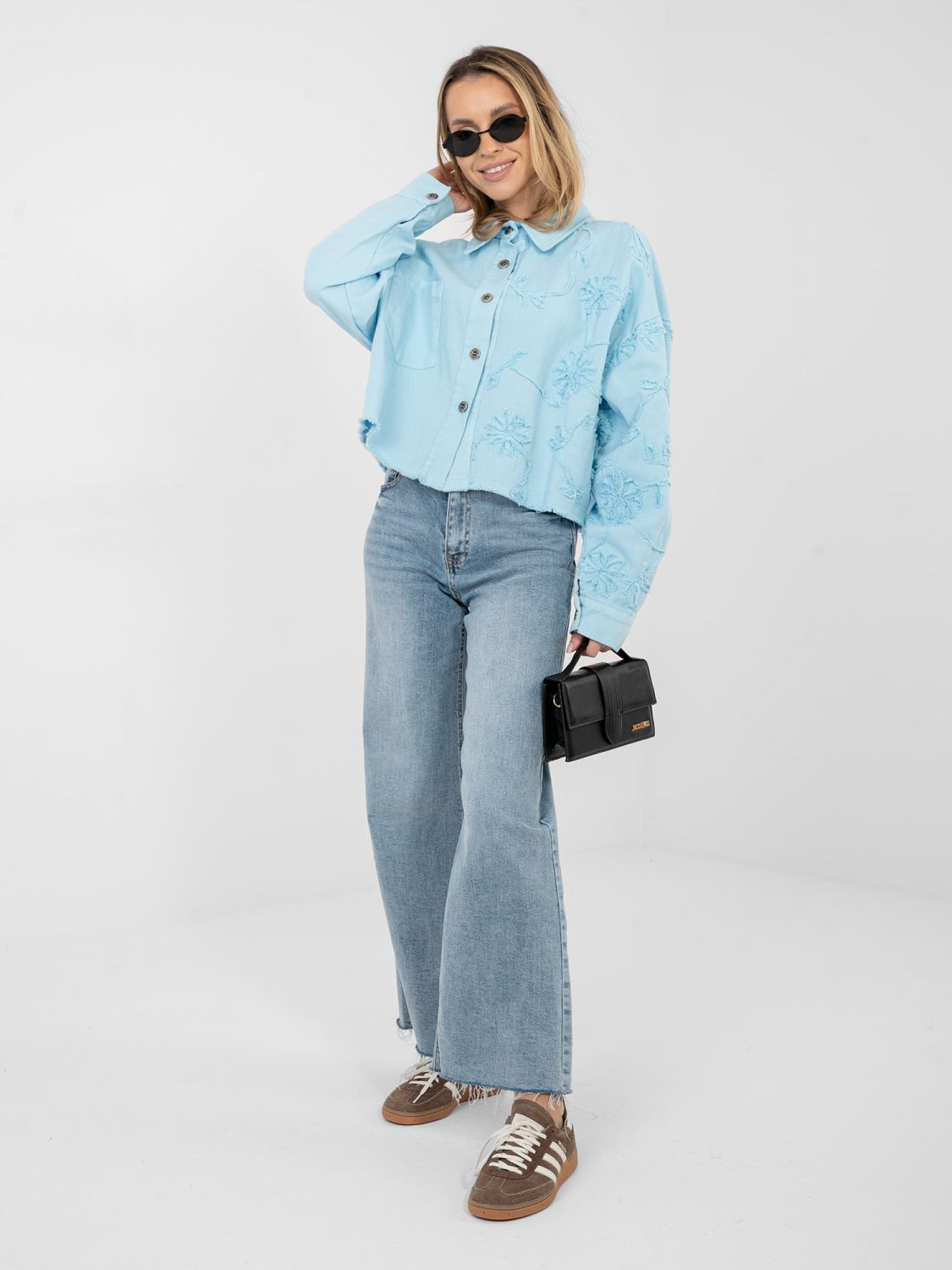 Rövid világoskék farmerdzseki virágos applikációval