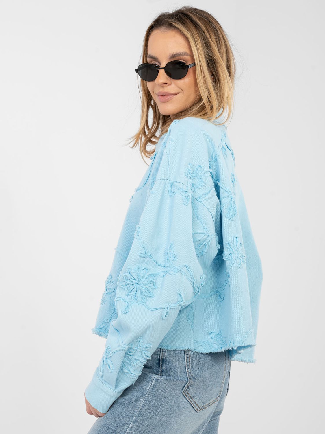 Rövid világoskék farmerdzseki virágos applikációval