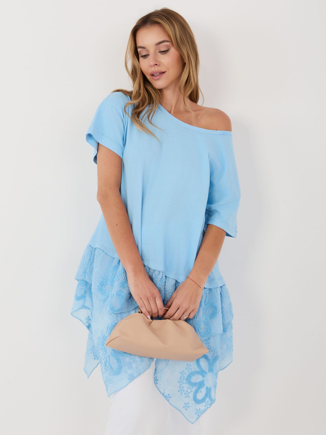 Világoskék pamut blúz fodorral és hímzéssel