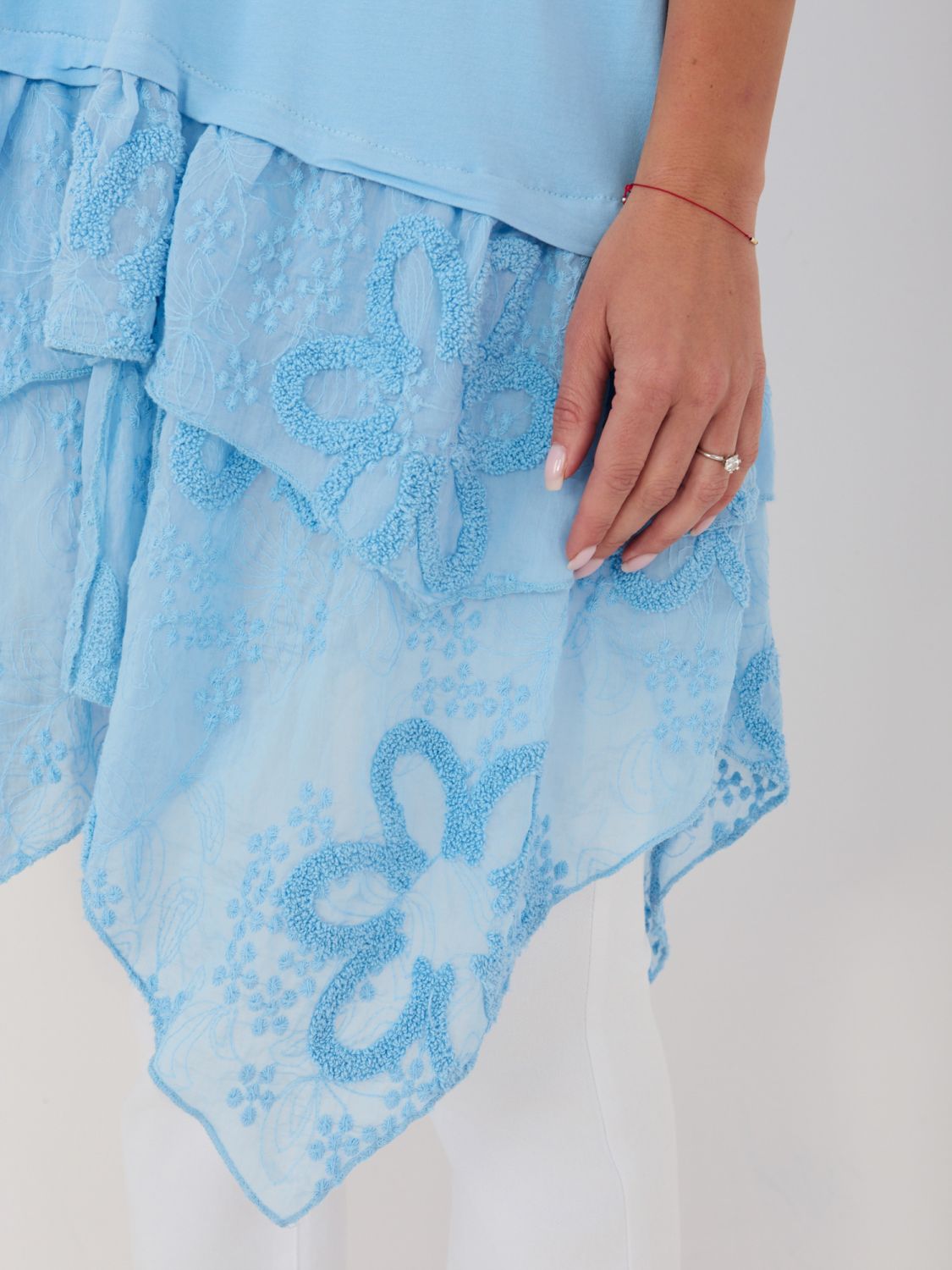 Világoskék pamut blúz fodorral és hímzéssel