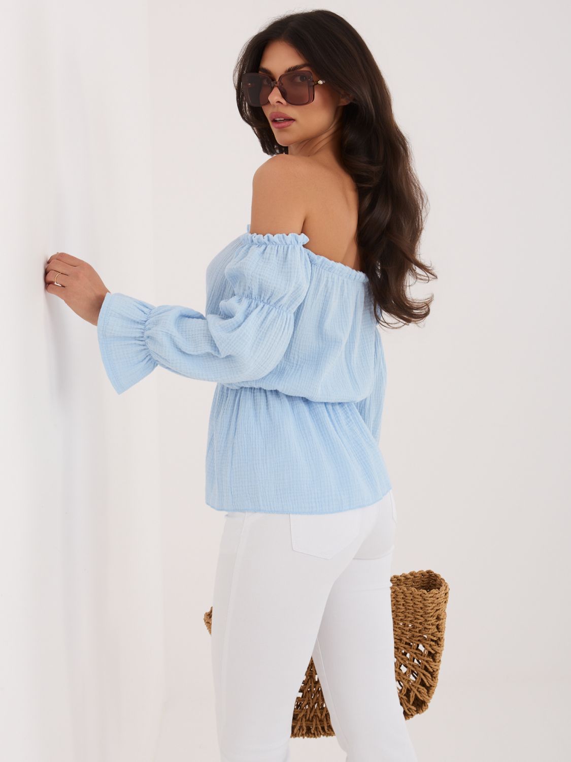 Világoskék nyitottvállú, puffos ujjú blúz