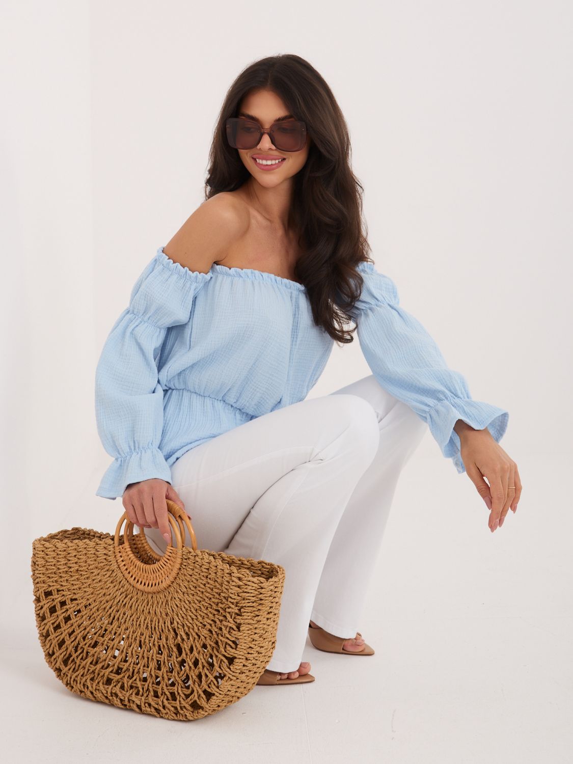 Világoskék nyitottvállú, puffos ujjú blúz