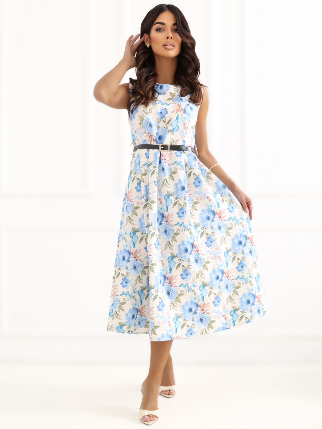Világoskék színű bővülő midi ruha övvel