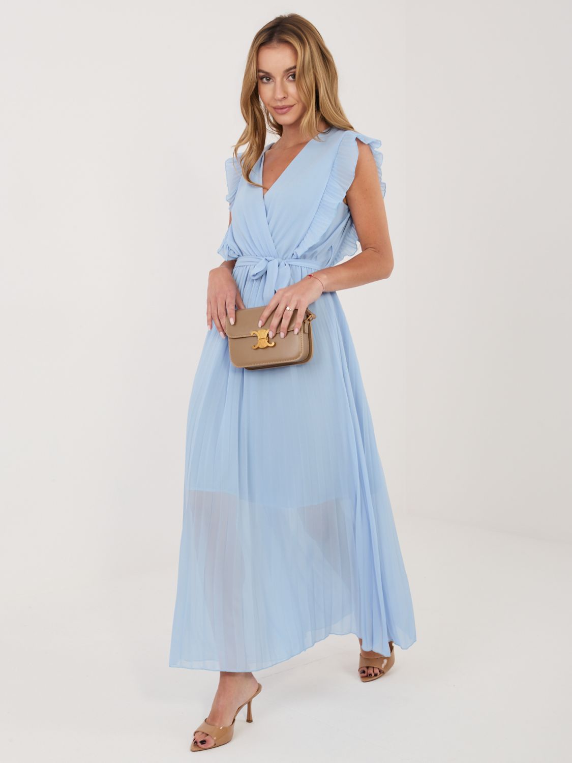 Világoskék színű bővülő fazonú midi ruha övvel