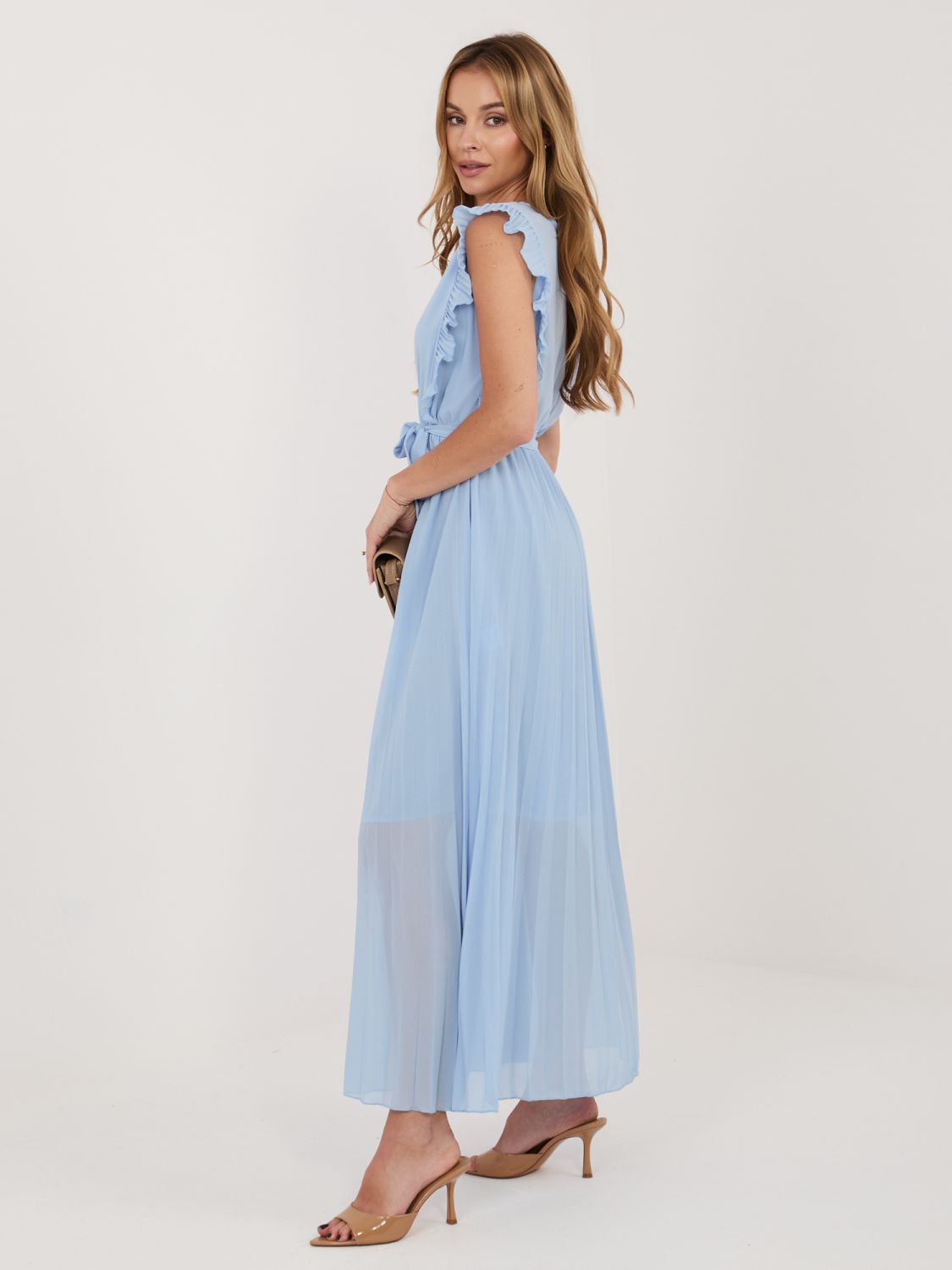 Világoskék színű bővülő fazonú midi ruha övvel