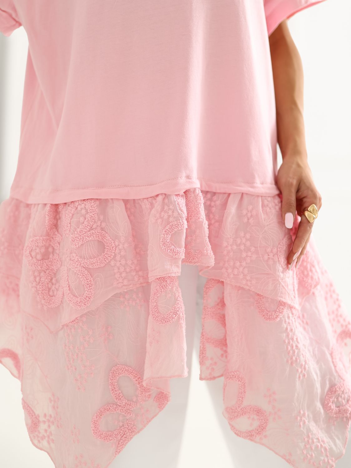 Rózsaszín pamut blúz fodorral és hímzéssel